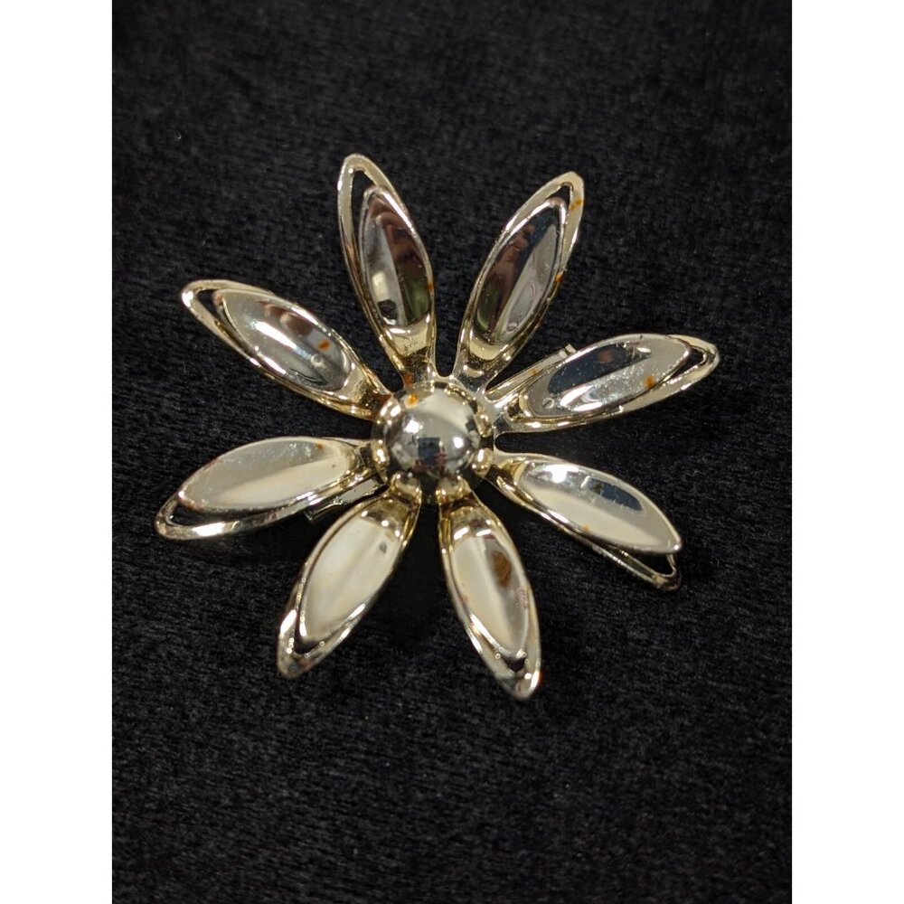 Vintage Gold Tone Daisy Flower Brooch Mod MCM Classic Retro Pin 3D